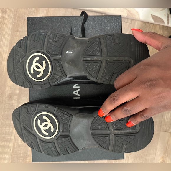 CHANEL Interlocking CC Logo Sneakers Authentic - Picture 2 of 9